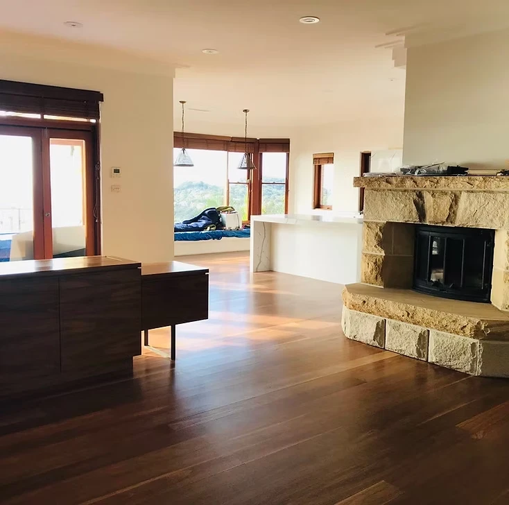 Sala com piso de madeira conservado