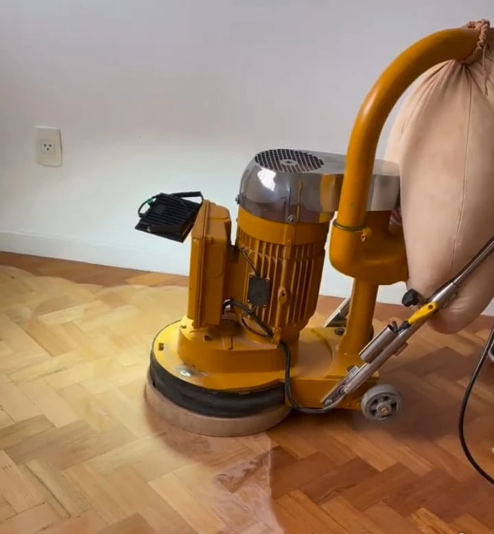 Serviço de restauração de piso de madeira